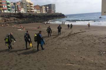 La limpieza de fondos marinos de La Garita 'rueda' con éxito (Foto TA)